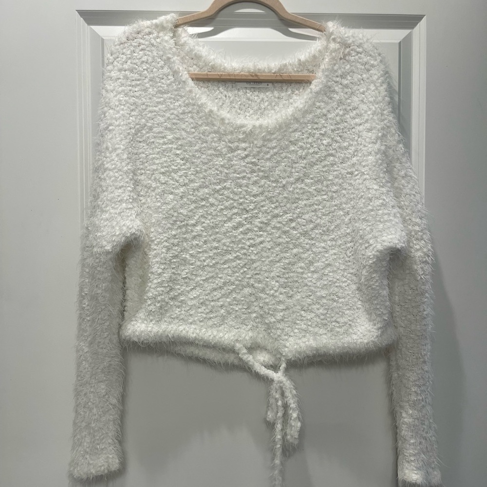 MOD On Trend | White Cropped Sweater with Tie detail